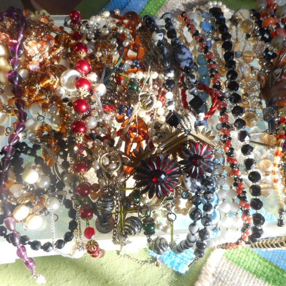 Three pounds of vintage necklaces:glass, plastic - Picture 6 of 6